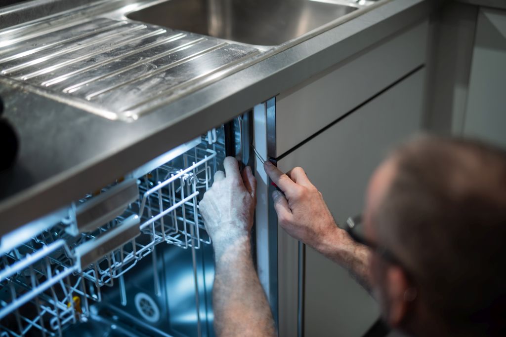 2020_Handwerk_Küchen-Montage_Einbau Geschirrspüler