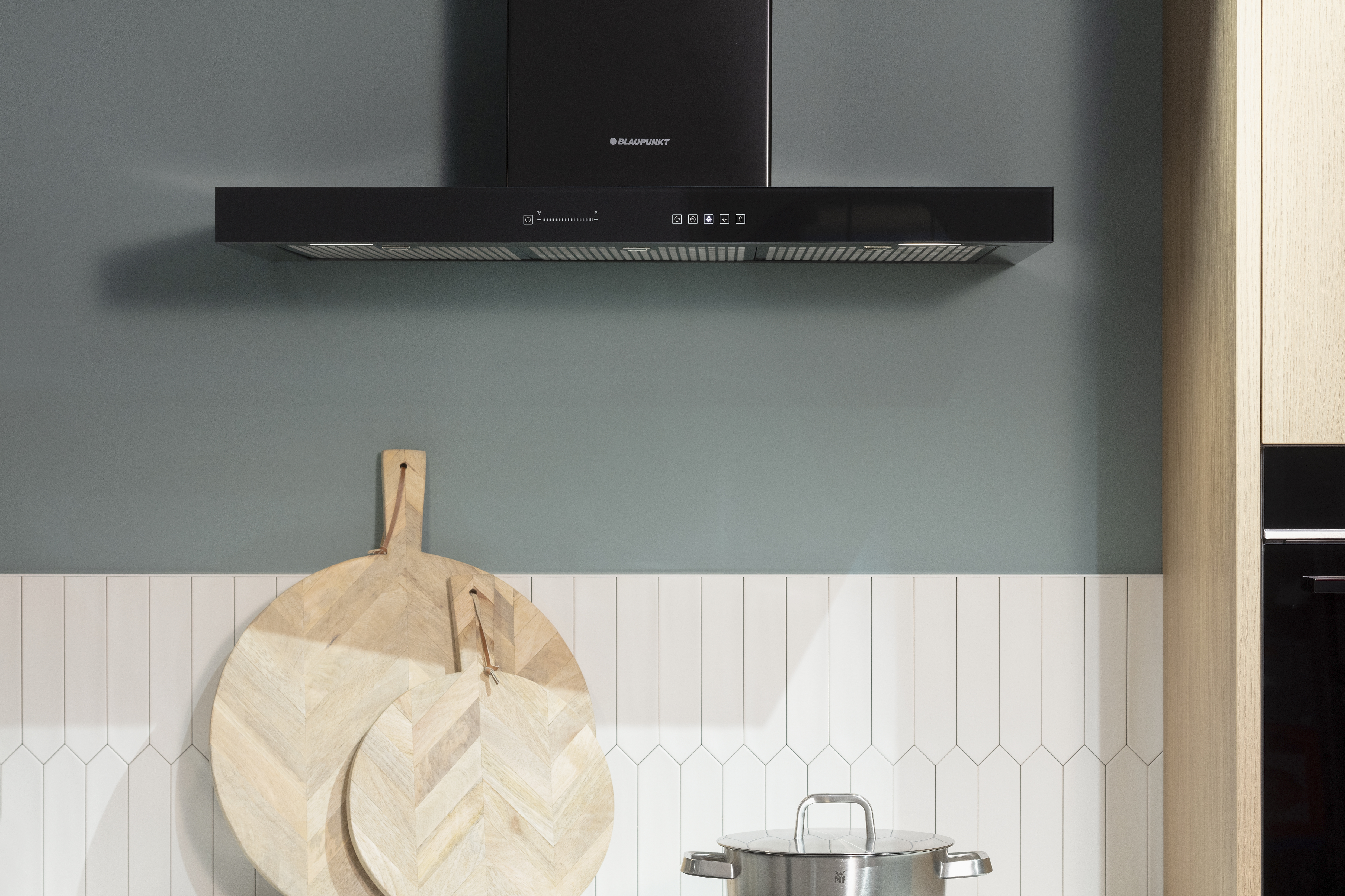 Dunstabzugshaube von Siemens über dem Kochfeld mit schönem Fliesenspiegel. 