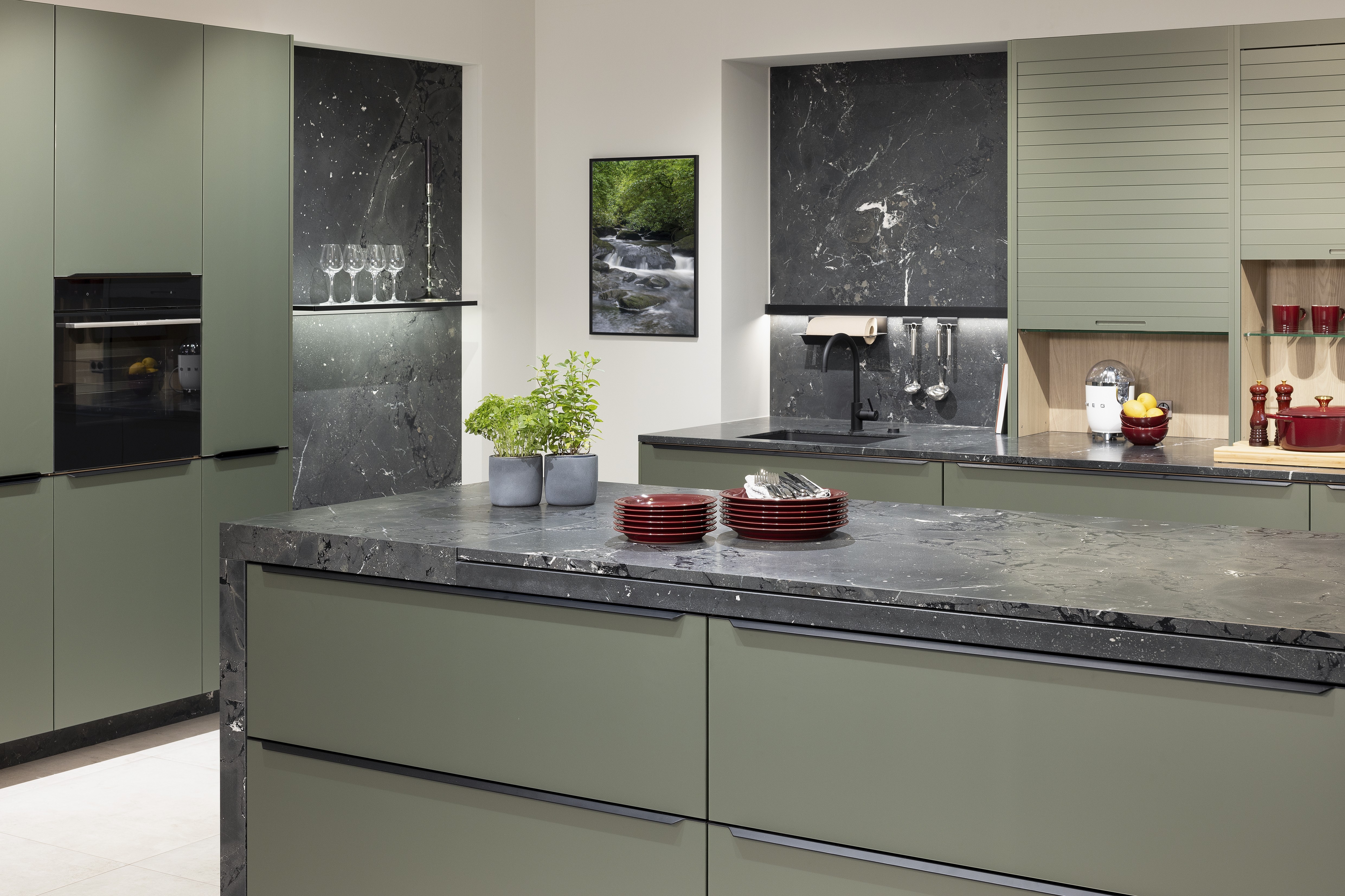 APL: Negresco satiniert (Granit) 25 mm + 50 mm Front: AV 5015 Olivgrün metallic Polymerglas ((PUResist, PURemission) Korpus: 2085 Designkorpus Feineiche-natur Griff: M755 Schwarz Geräte: Bosch Armatur: Blaupunkt Spüle: Blaupunkt  Features: Rolloschrank, Polymerglasoberfläche, APL verschiebbar über Kochfeld, 120 cm Planung, wandhängend (schwebend)