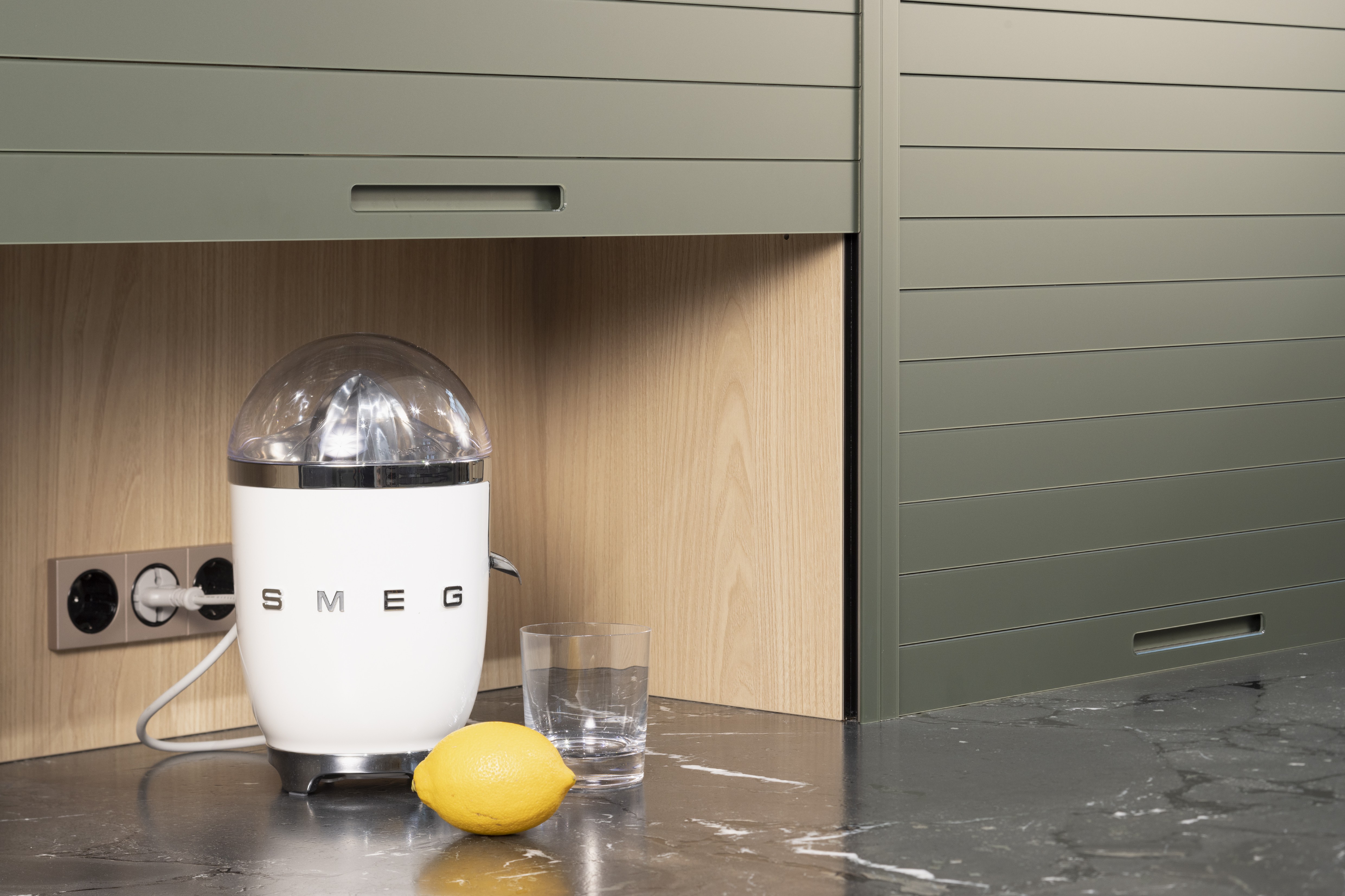 APL: Negresco satiniert (Granit) 25 mm + 50 mm Front: AV 5015 Olivgrün metallic Polymerglas ((PUResist, PURemission) Korpus: 2085 Designkorpus Feineiche-natur Griff: M755 Schwarz Geräte: Bosch Armatur: Blaupunkt Spüle: Blaupunkt  Features: Rolloschrank, Polymerglasoberfläche, APL verschiebbar über Kochfeld, 120 cm Planung, wandhängend (schwebend)