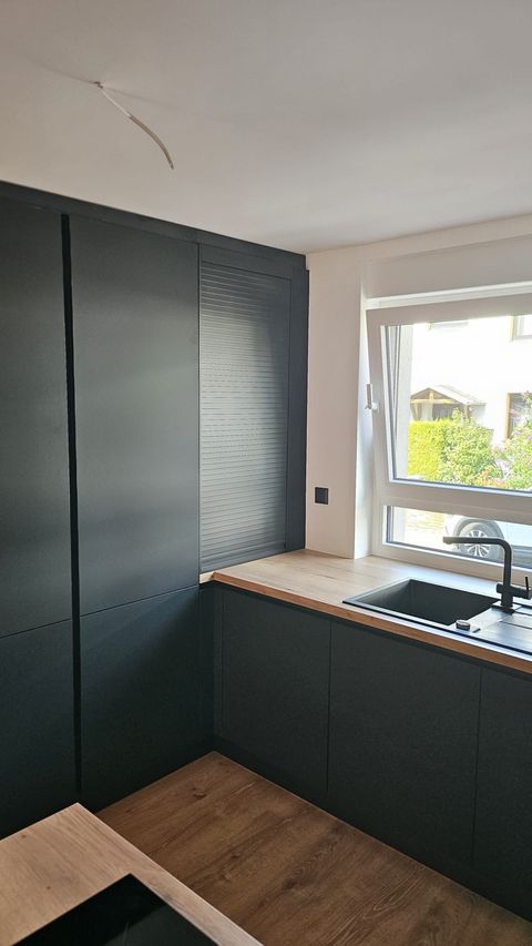 Jalousieschrank auf der Küche 