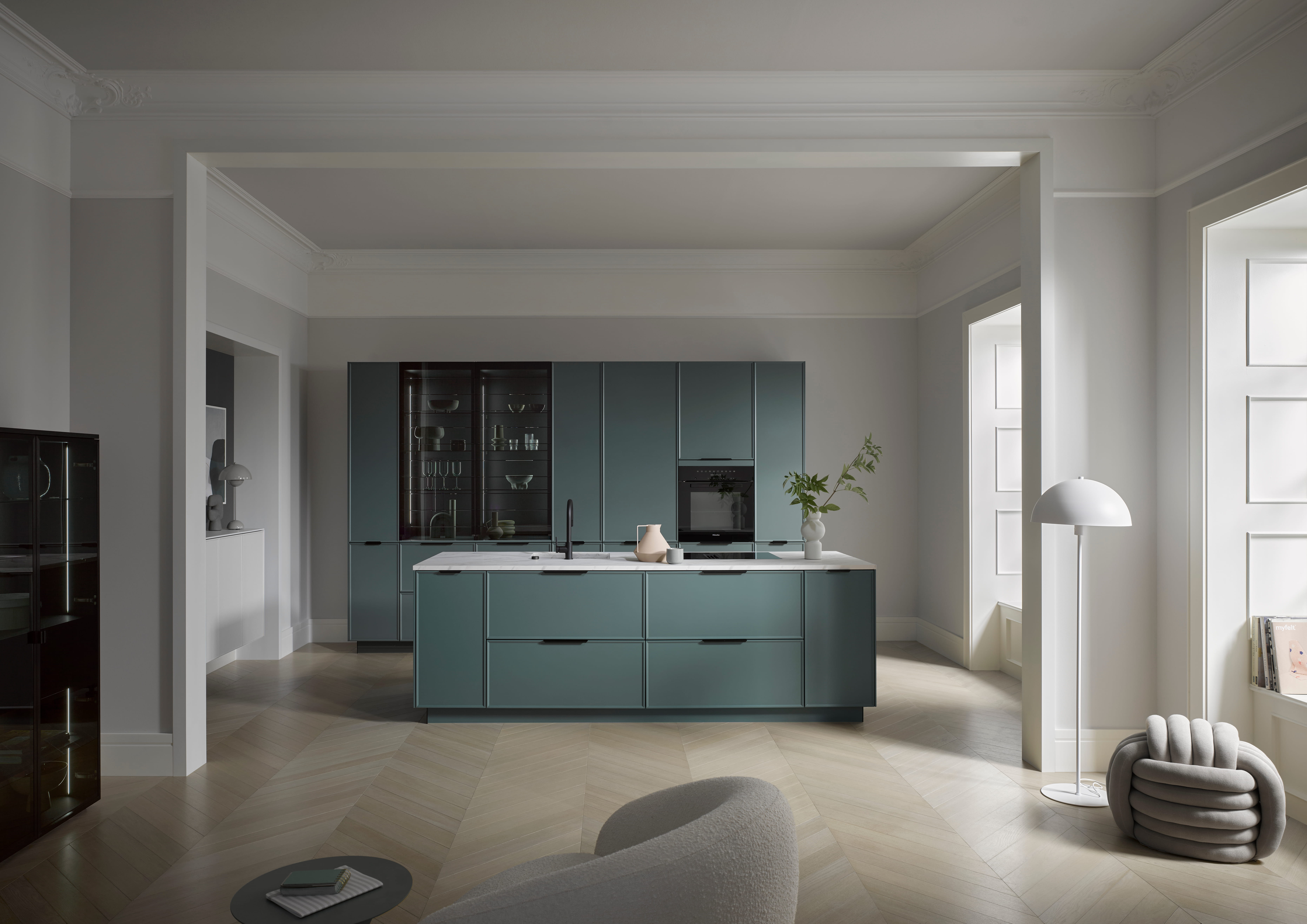 Küche mit großzügiger Kücheninsel und viel Stauraum in der Schrankwand