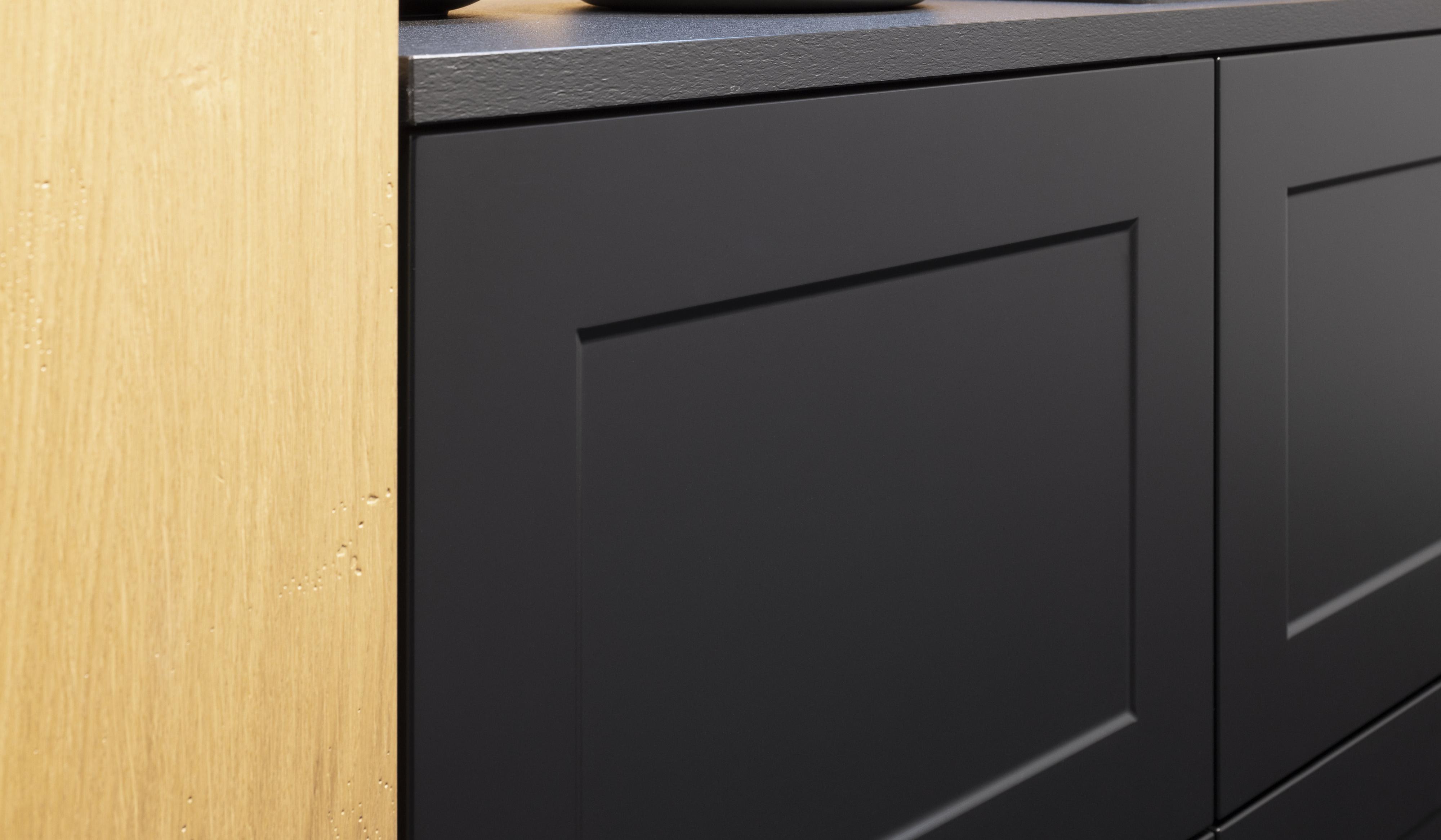 Grifflose Rahmenfronten in Schwarz Matt