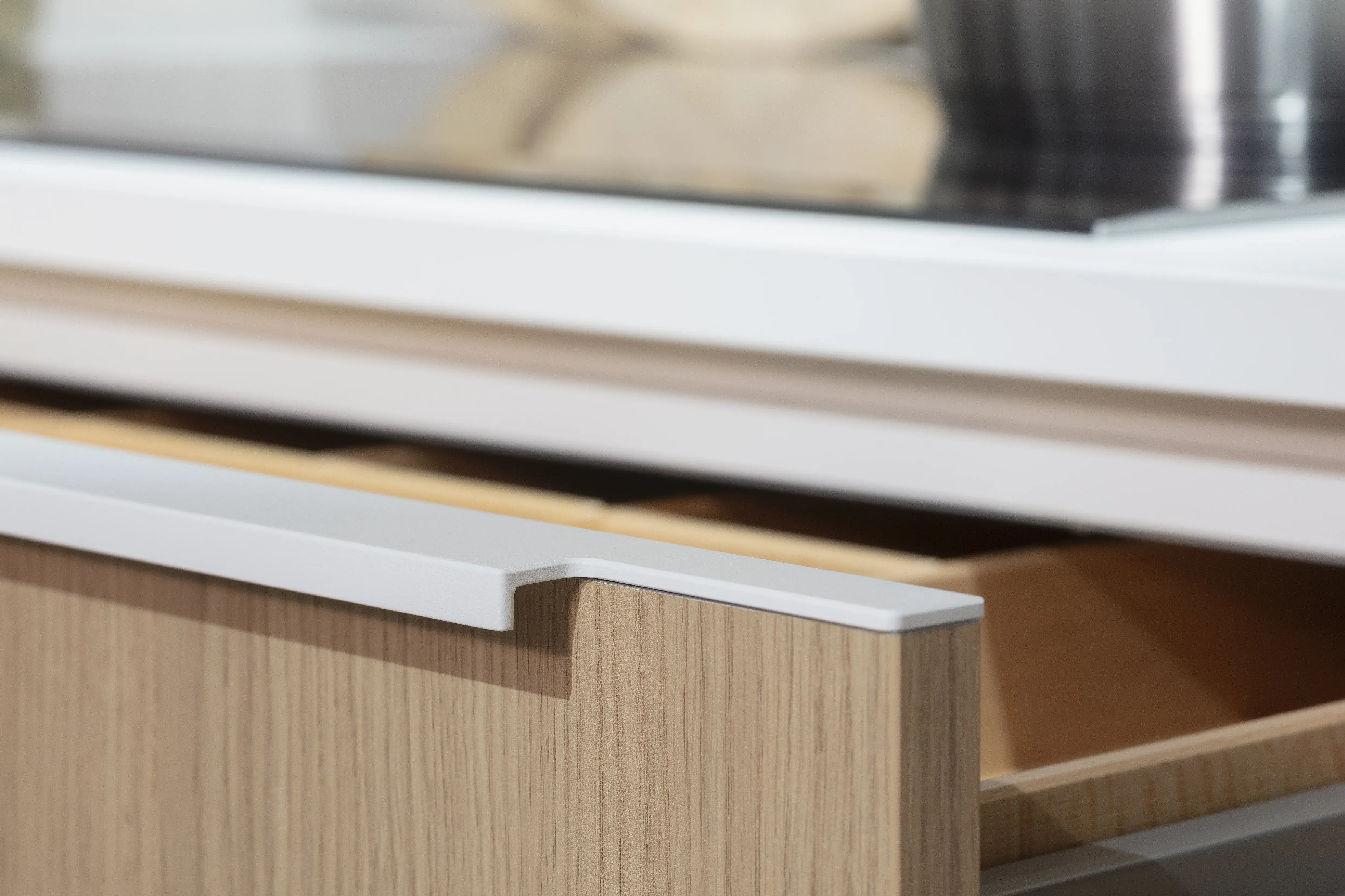 Schublade in einer Häcker-Küche in Montreal Eiche-Natur-Repro. 