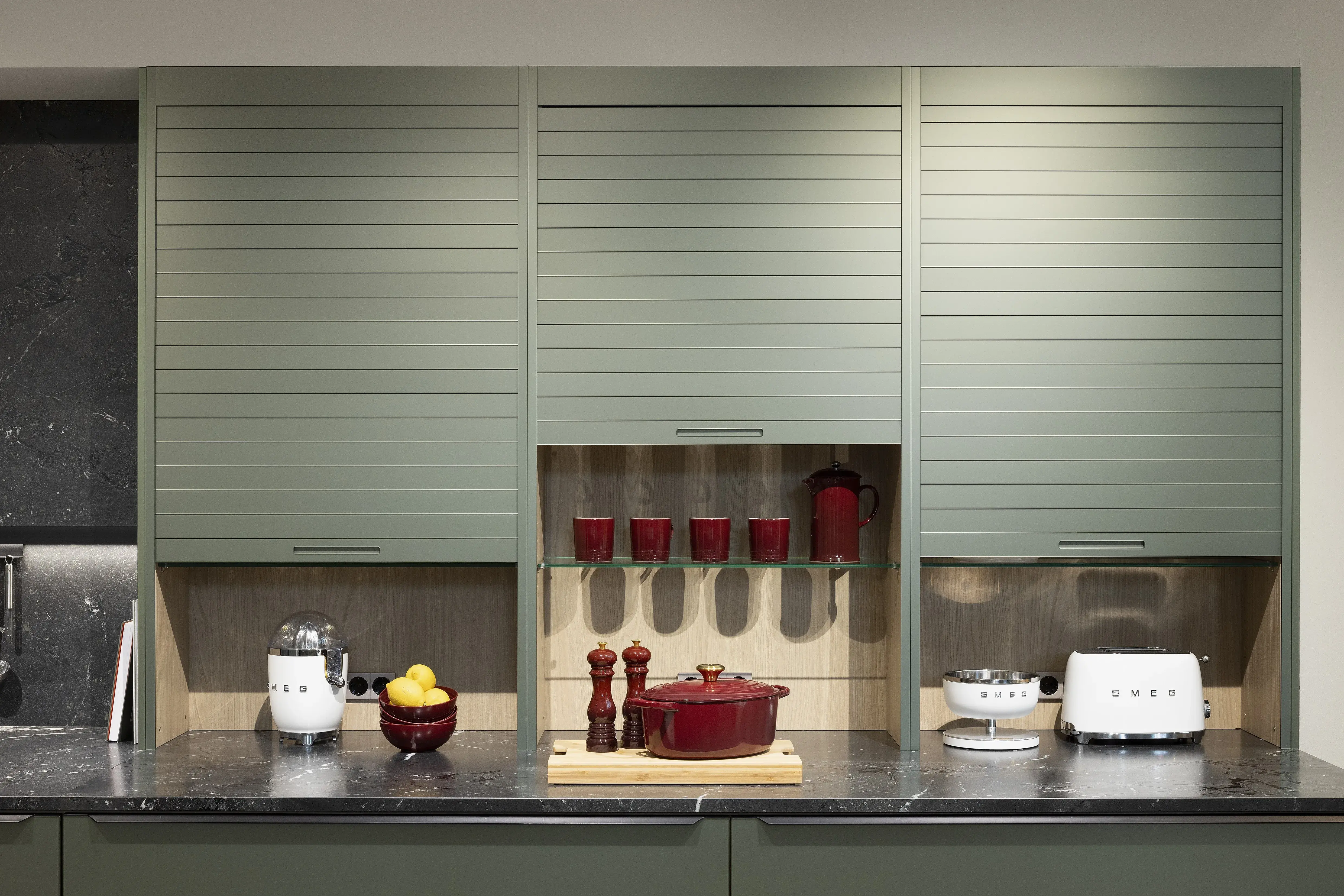 APL: Negresco satiniert (Granit) 25 mm + 50 mm Front: AV 5015 Olivgrün metallic Polymerglas ((PUResist, PURemission) Korpus: 2085 Designkorpus Feineiche-natur Griff: M755 Schwarz Geräte: Bosch Armatur: Blaupunkt Spüle: Blaupunkt  Features: Rolloschrank, Polymerglasoberfläche, APL verschiebbar über Kochfeld, 120 cm Planung, wandhängend (schwebend)