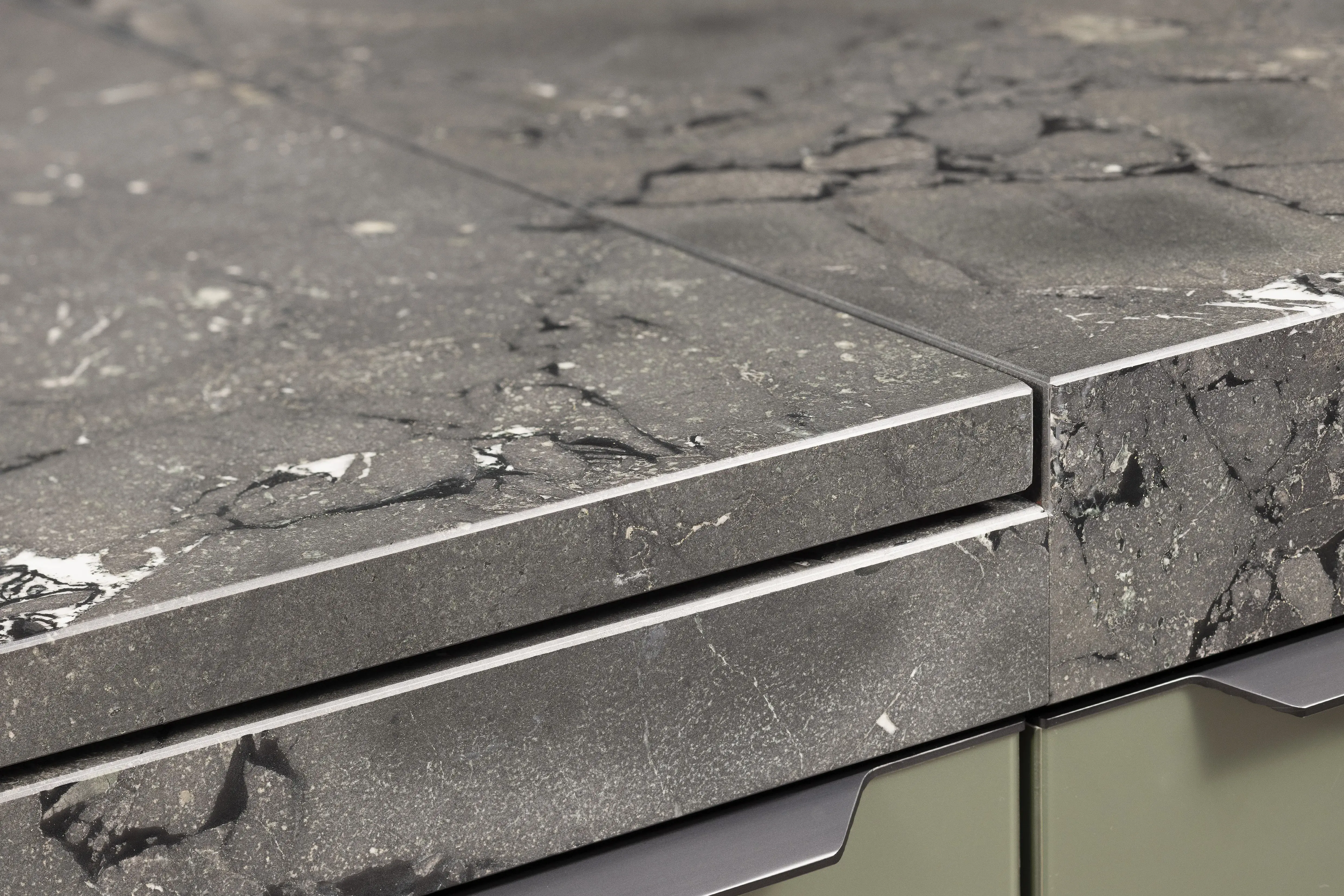 APL: Negresco satiniert (Granit) 25 mm + 50 mm Front: AV 5015 Olivgrün metallic Polymerglas ((PUResist, PURemission) Korpus: 2085 Designkorpus Feineiche-natur Griff: M755 Schwarz Geräte: Bosch Armatur: Blaupunkt Spüle: Blaupunkt  Features: Rolloschrank, Polymerglasoberfläche, APL verschiebbar über Kochfeld, 120 cm Planung, wandhängend (schwebend)