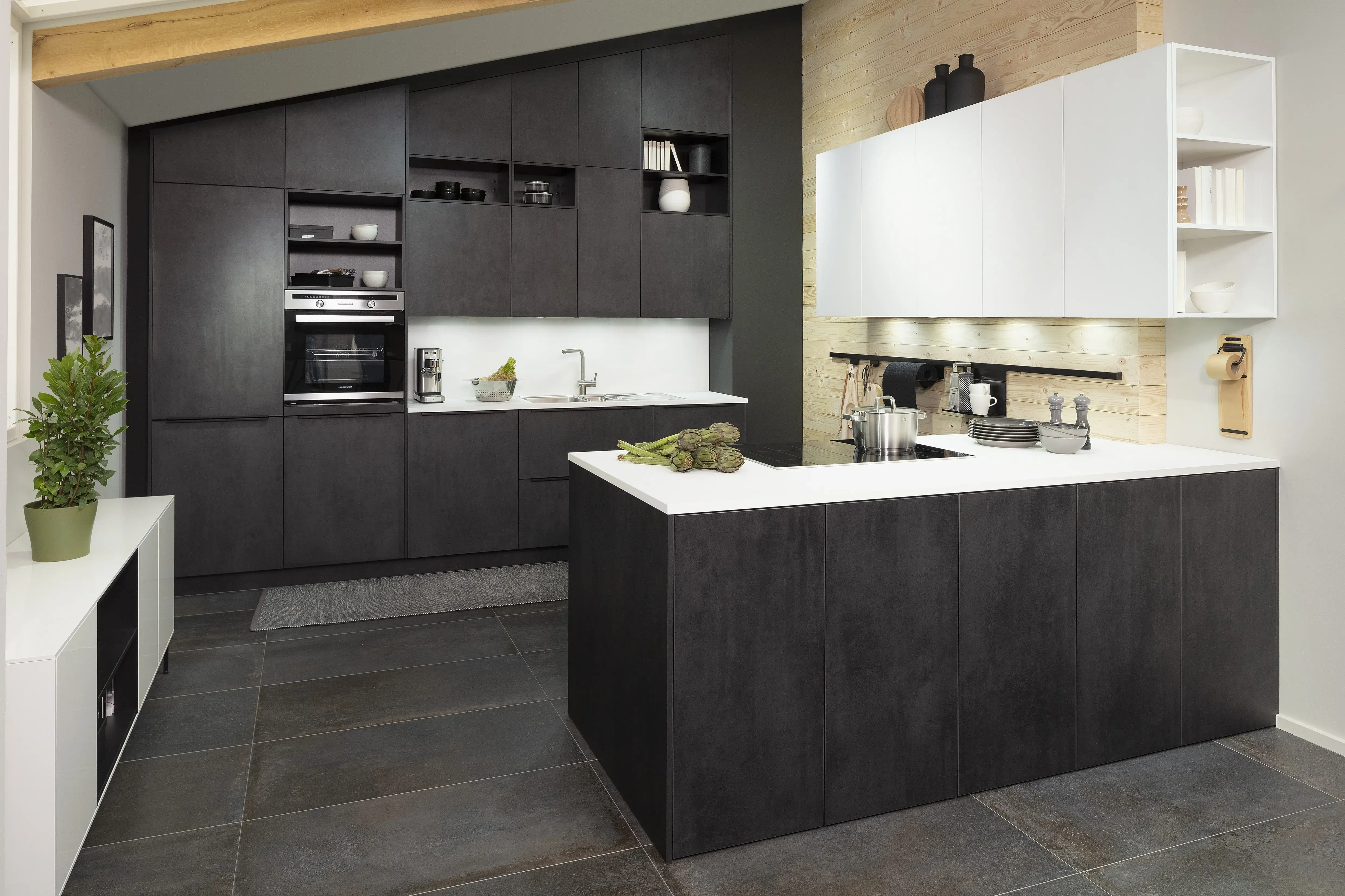 Concept130 Front: Comet Spachtelbeton schwarz Kunststoff strukturiert Murano Bril Kristallweiss Designglas eingefasst APL: Kristallweiß Perfect Sense 25 mm Geräte Blaupunkt Spüle und Armatur: Franke  Features: Dachschräge, Maßeinbau, Sideboard, offene Regale mit Downlights.