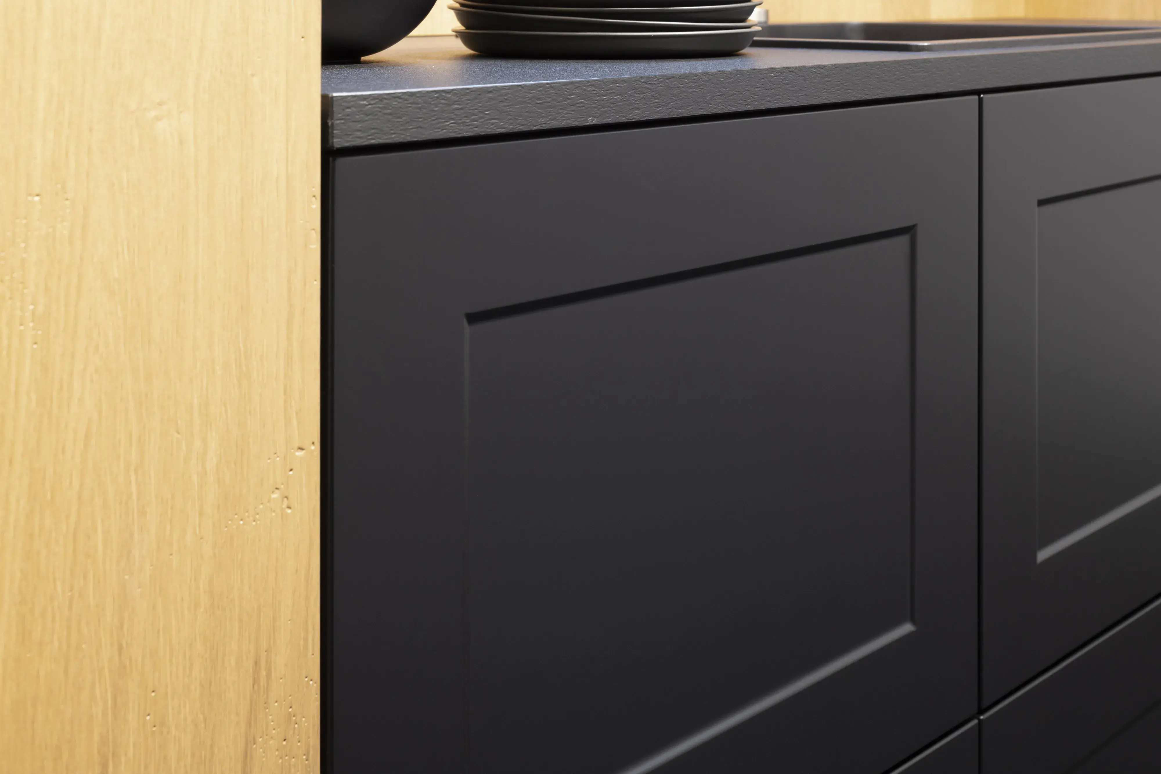 Grifflose Rahmenfronten in Schwarz Matt